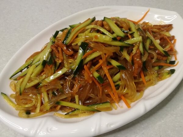 Азиатский салат с лапшой
