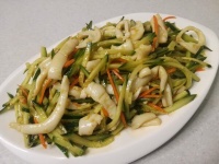 16. Салат из кальмара с овощами
